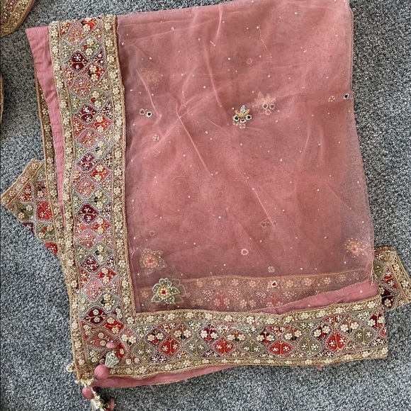 WOW! 😍 BEAUTIFUL Indian BRIDAL lengha!! 💕🥰 - Picture 5 of 12